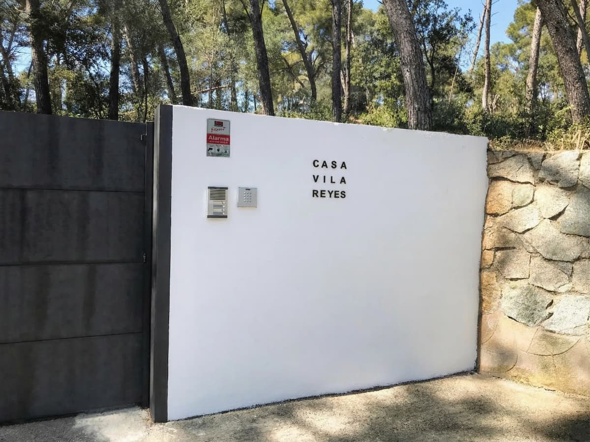 Casa Vila Reyes entrance gate