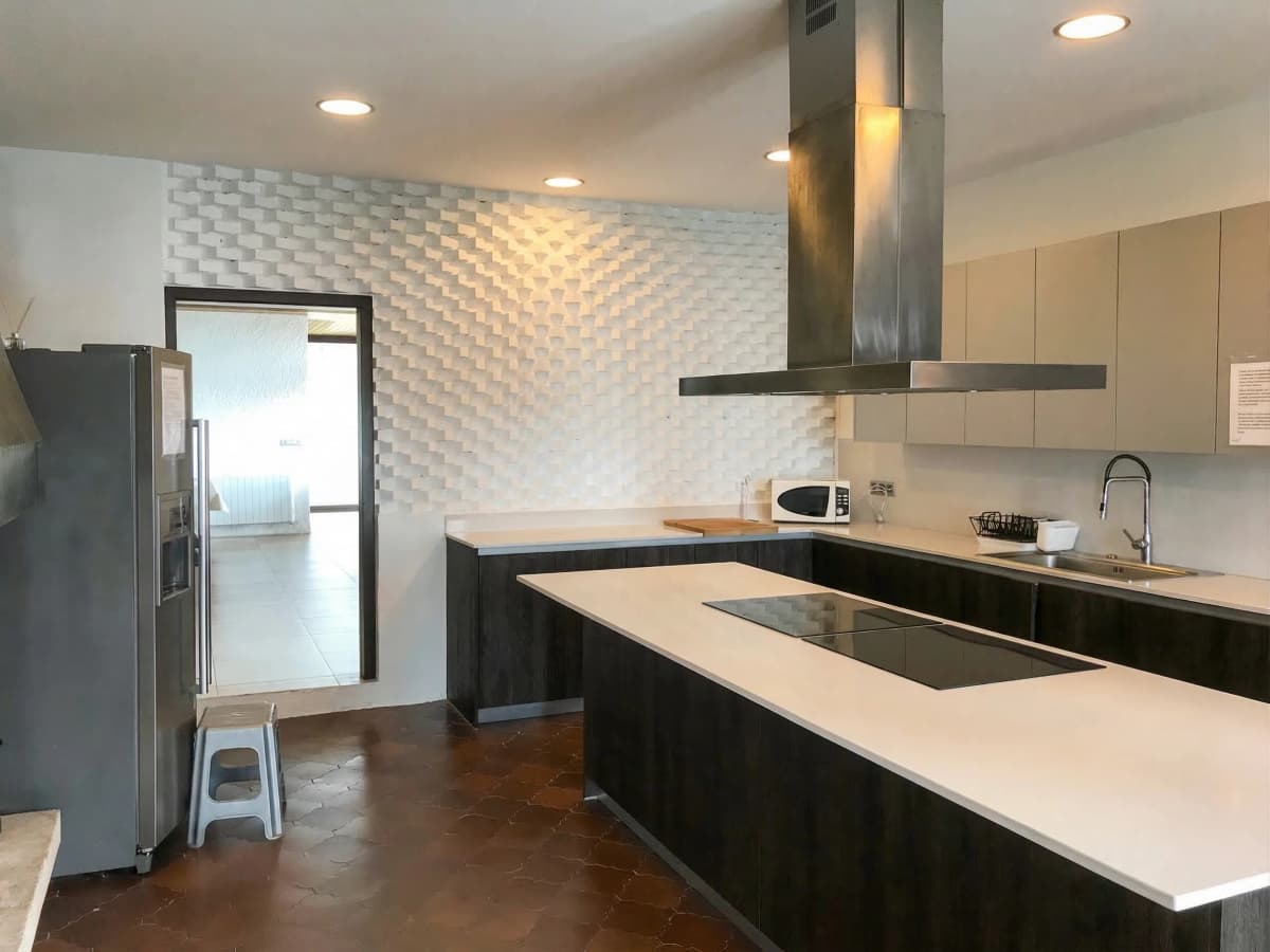Fully equipped kitchen with island