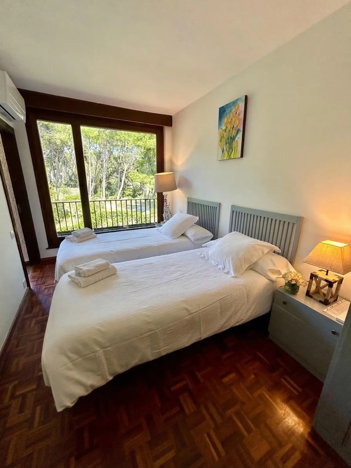 Twin bedroom with garden balcony