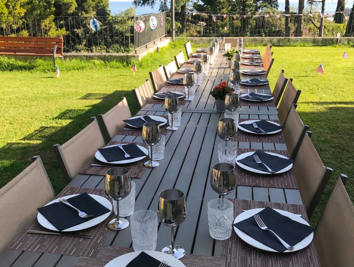 Al fresco dining on the lawn