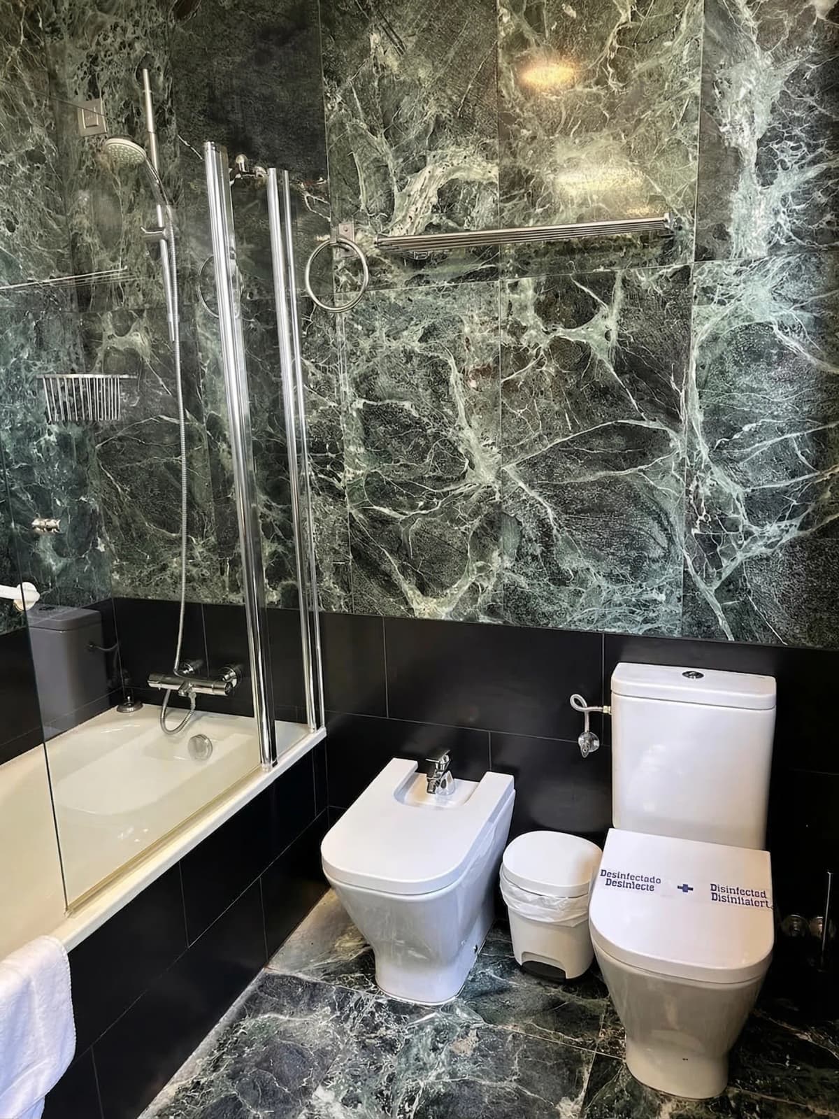 Green marble luxury bathroom