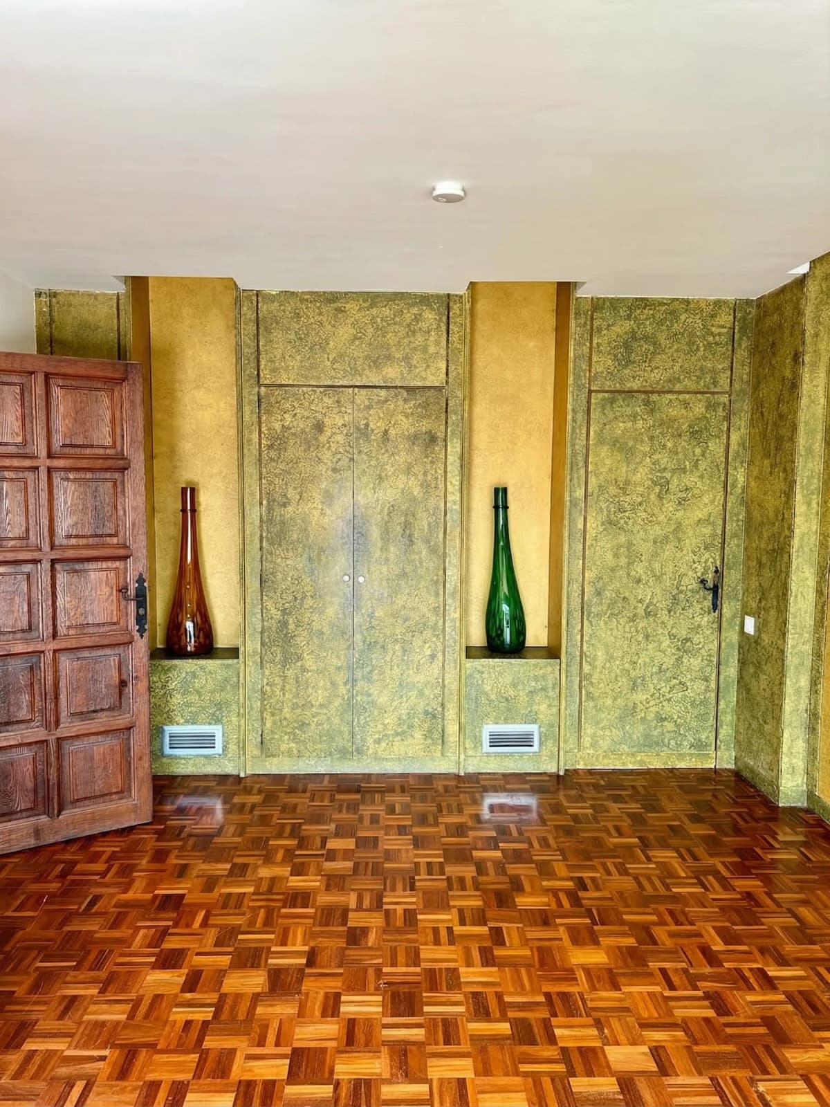 Parquet hallway with antique vases