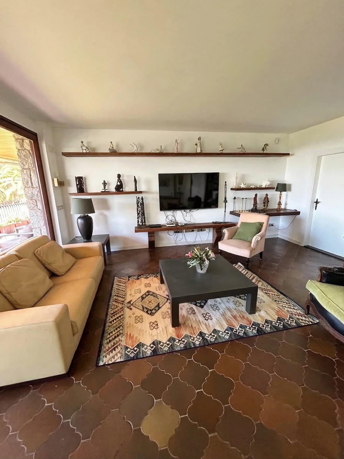 Living room with TV and bookshelves