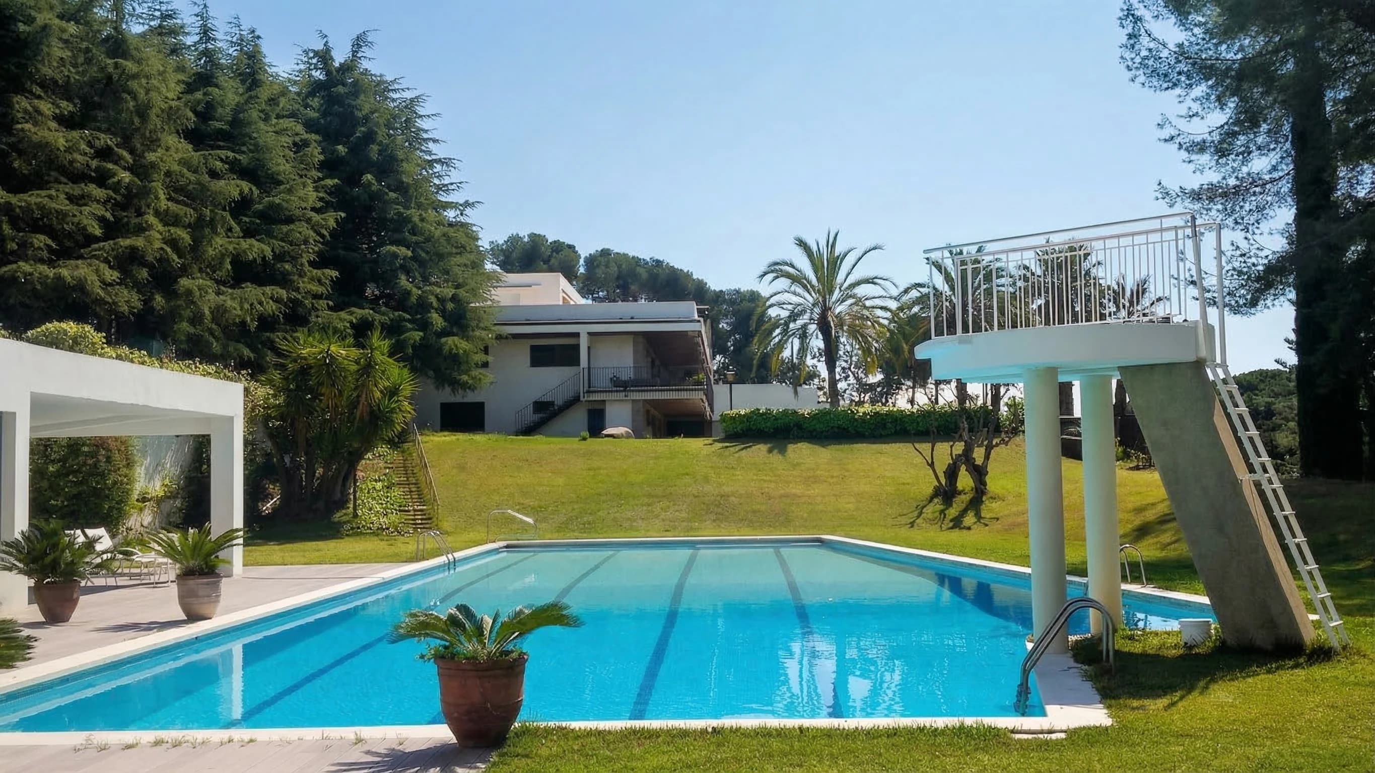 Swimming pool and grounds at Casa Vilá Reyes