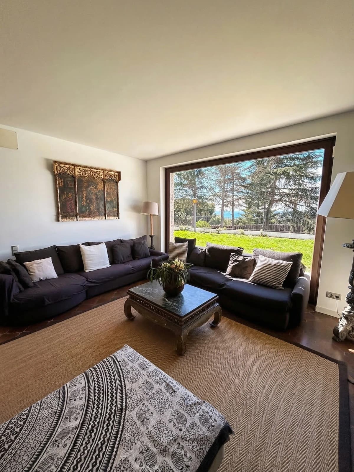 Elegantes Wohnzimmer mit Gartenblick