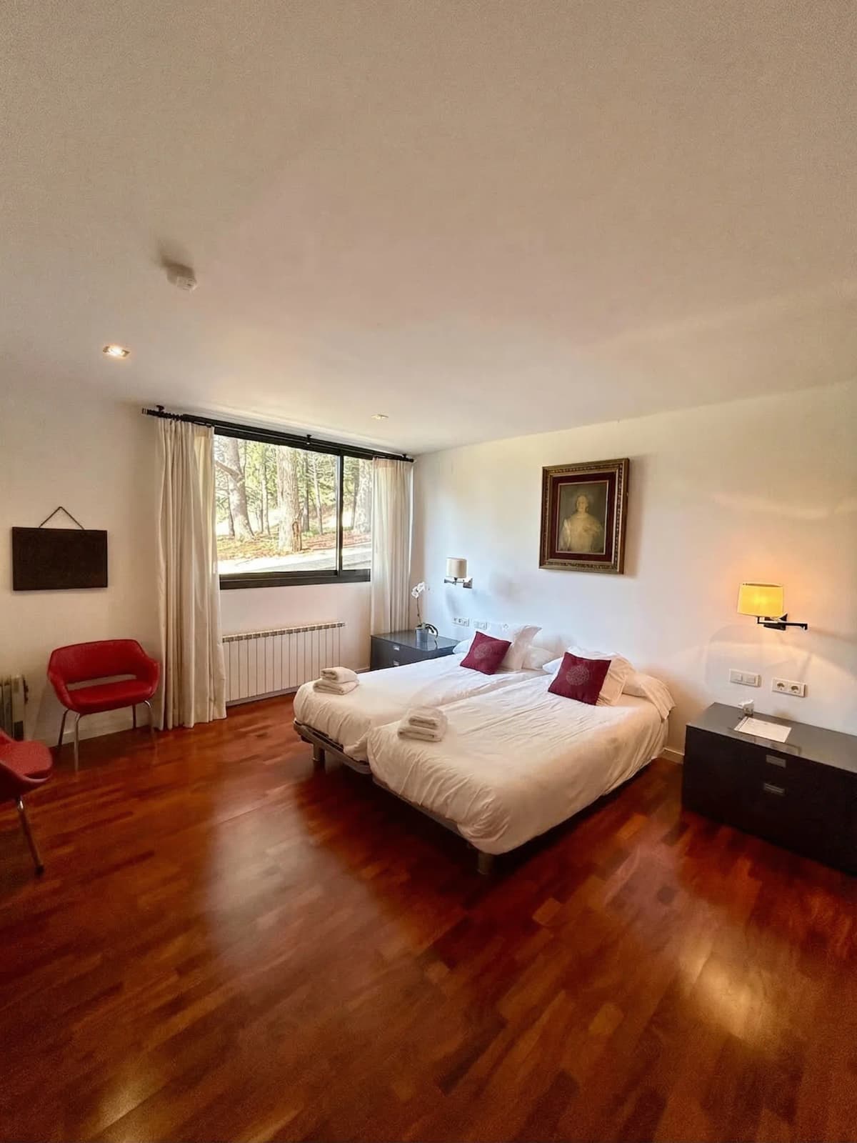 Geräumige Master-Suite mit Kirschholzboden