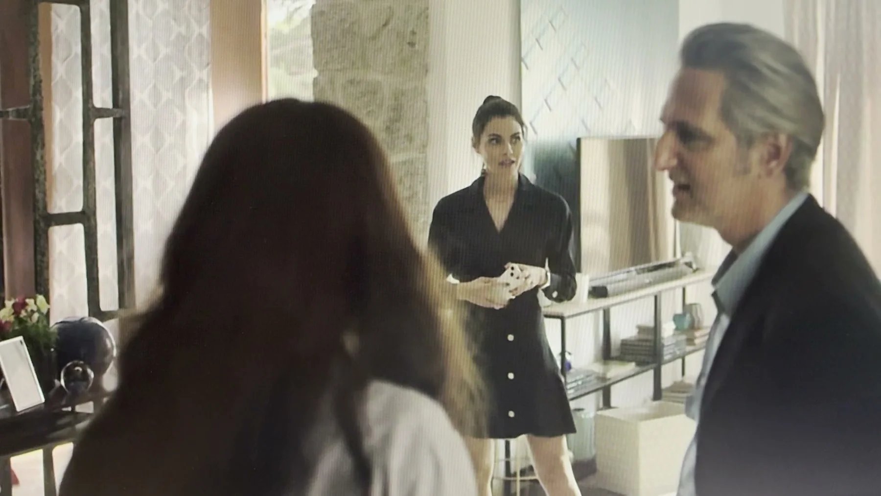 Todos mienten: Natalia Verbeke, Ernesto Alterio and Amaia Salamanca between kitchen and living room